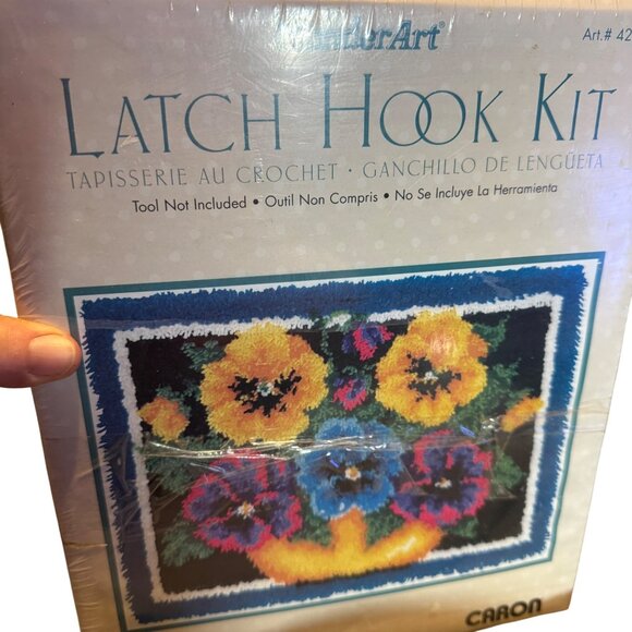 Vtg Caron WonderArt POT OF PANSIES Latch Hook Kit #4294  20" x 27" Flower Rug NI - Picture 3 of 12